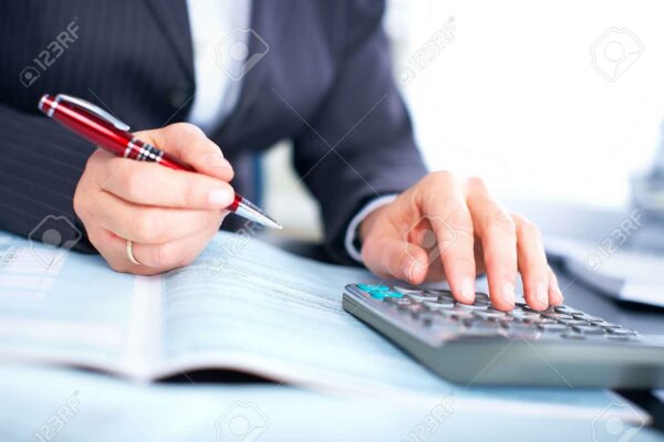 8255696-business-frau-die-arbeit-mit-dokumenten-im-büro-
