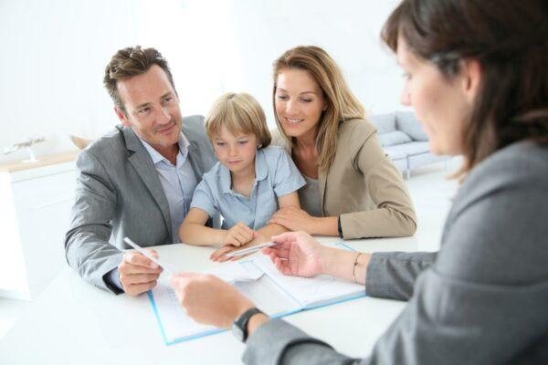 Family,Meeting,Real-estate,Agent,To,Buy,New,Home