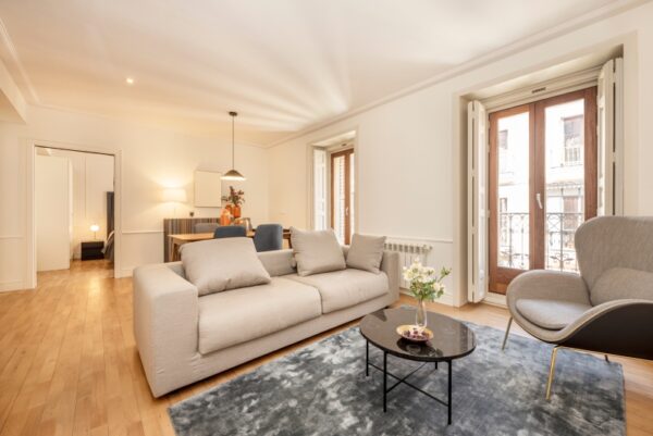 Living room with viewpoint windows located in the center of the
